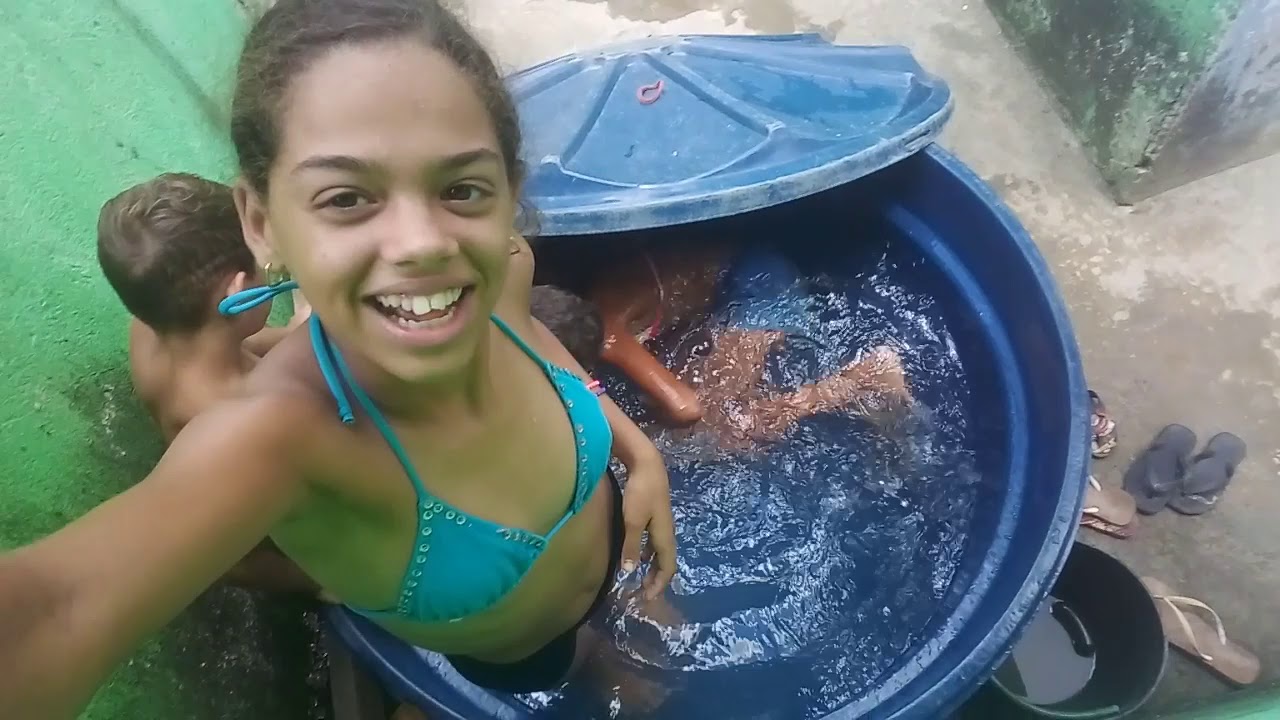 Parte dois tomando banho na caixa d'água da vizinha YouTube Parte dois tomando banho na caixa d'água da vizinha YouTube