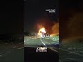 ضابط شرطة ينقذ سائقا من فتحة سقف سيارة مشتعلة في ولاية ميسوري   