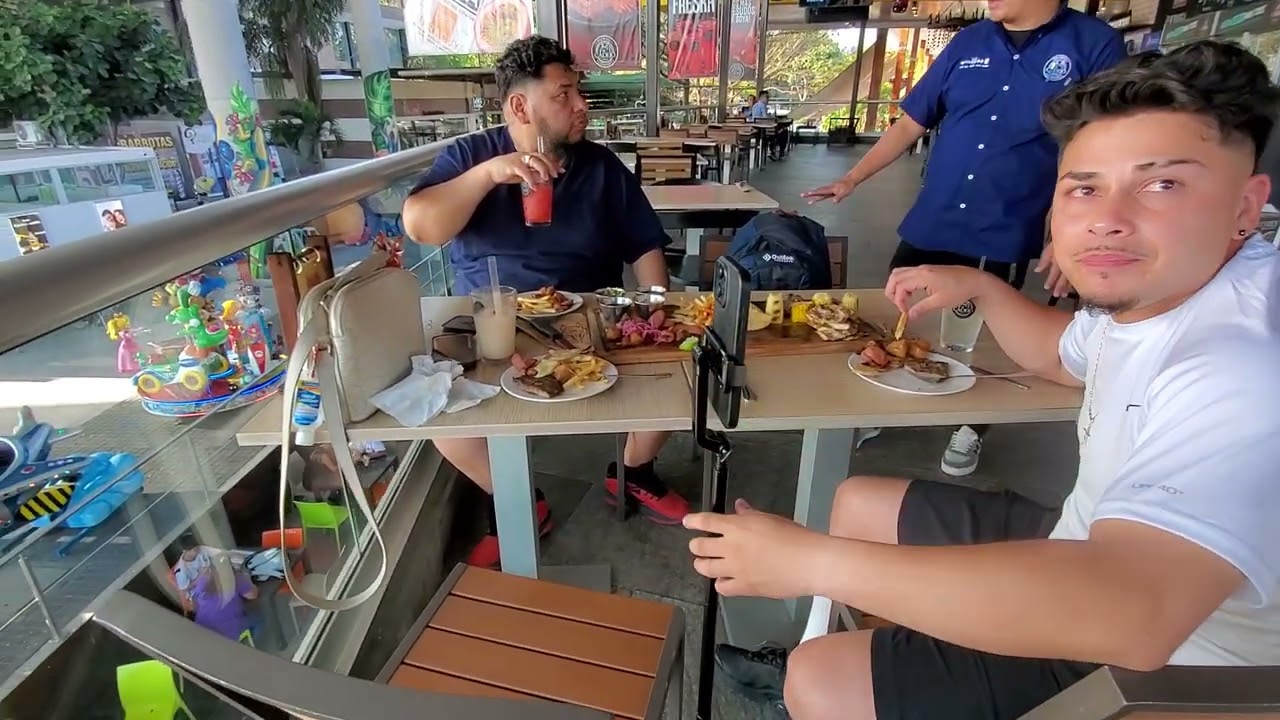 Pasamos por Soyacity en esta plaza a comer 😋