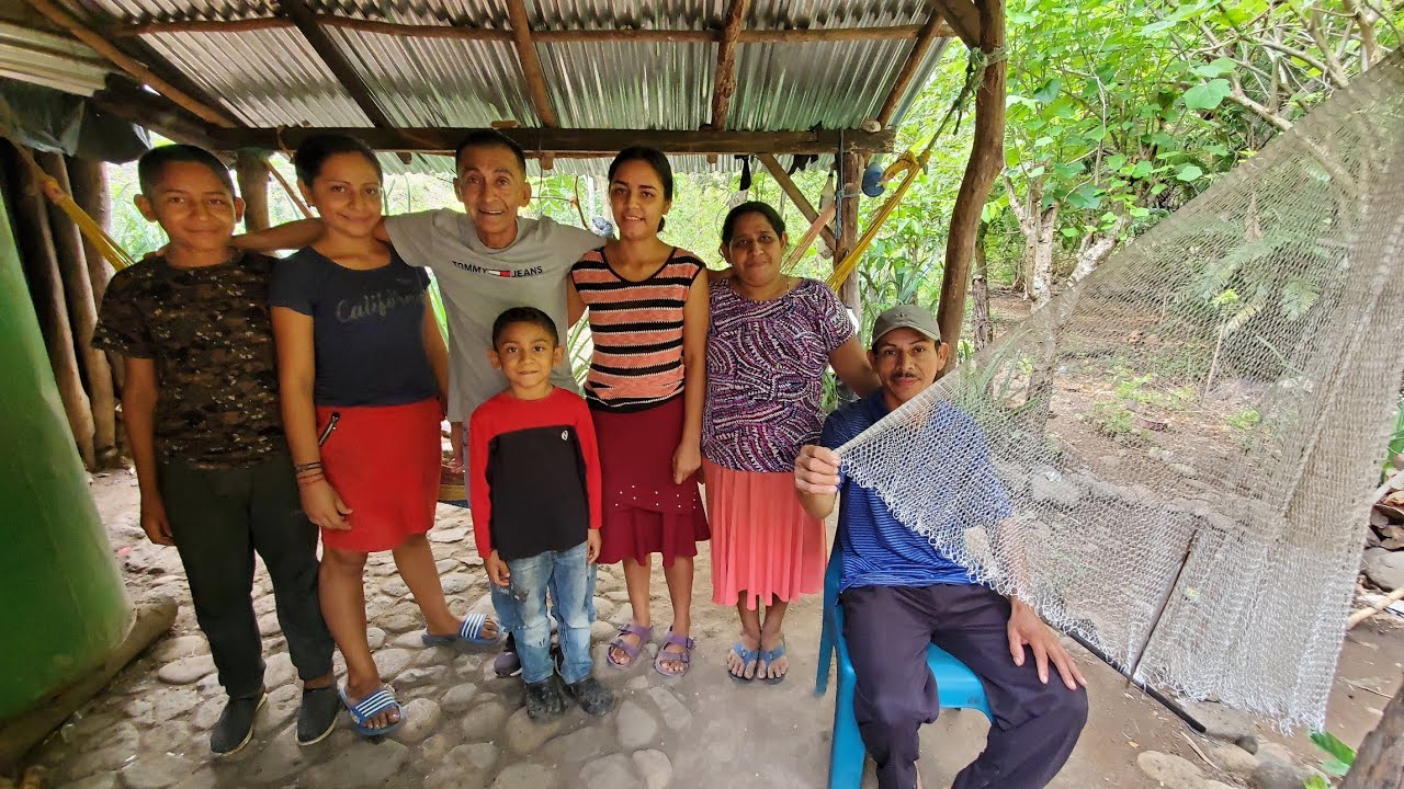 Asi vive esta familia en extrema pobreza | el salvador - YouTube