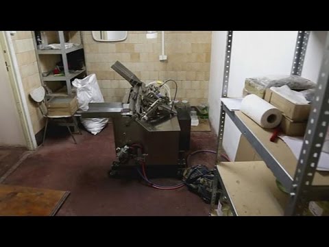 پلیس لهستان یک کارگاه تولید داروهای تقلبی تقویت قوای جنسی را کشف کرد 