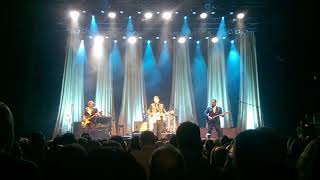 Video thumbnail of "Chris Isaak Intro + Beautiful Homes (I love you so much) Live @013 Tilburg"