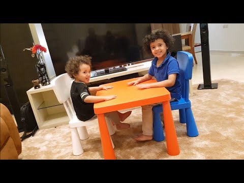 فيديو: طاولة أطفال خشبية: طاولة ايكيا للأطفال ، نماذج من الخشب الصلب مع طلاء خوخلوما