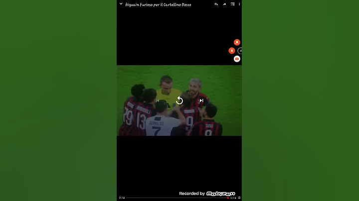 L'arbitro da rosso a Higuain
