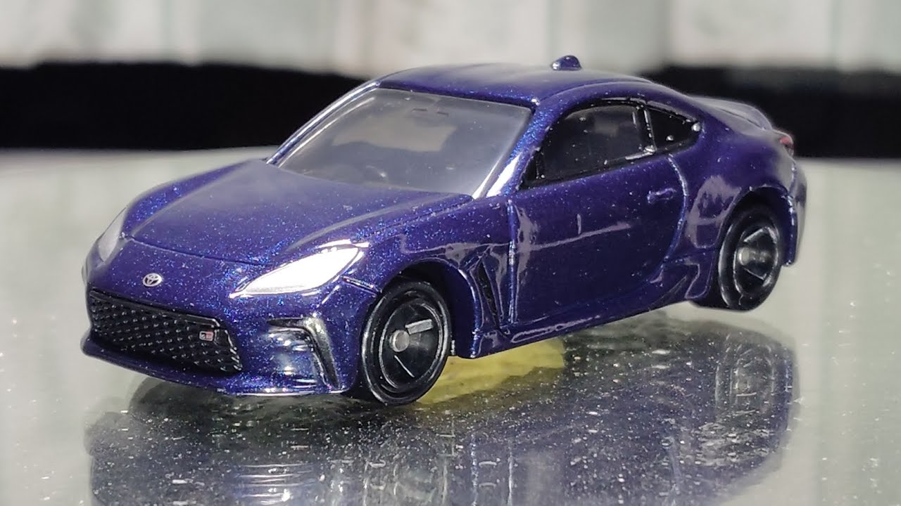 深い青色にラメが美しい！Joshin電気オリジナルトミカ トヨタ•GR86