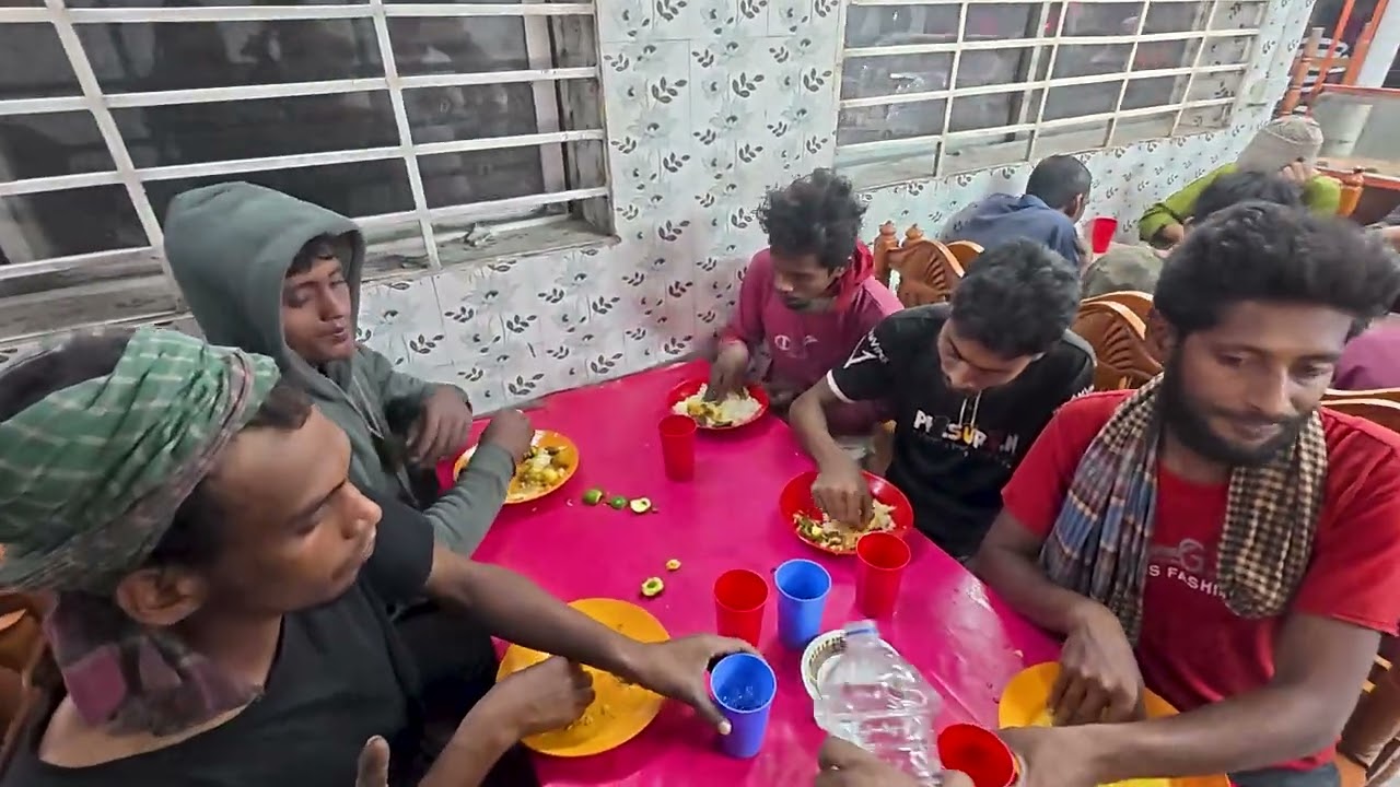 আজ কেউ ক্ষুধার্ত ঘুমাবে না… ❤️মানুষ মানুষের জন্য—ফ্রি খাবার চলছে 🤲