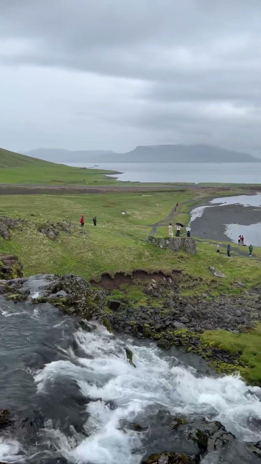 Mount Kirkjufell &amp; Kirkjufellsfoss waterfall in Grundarfjörður, Snaefellsness Peninsula, Iceland — Kirkjufellsfoss — video poster