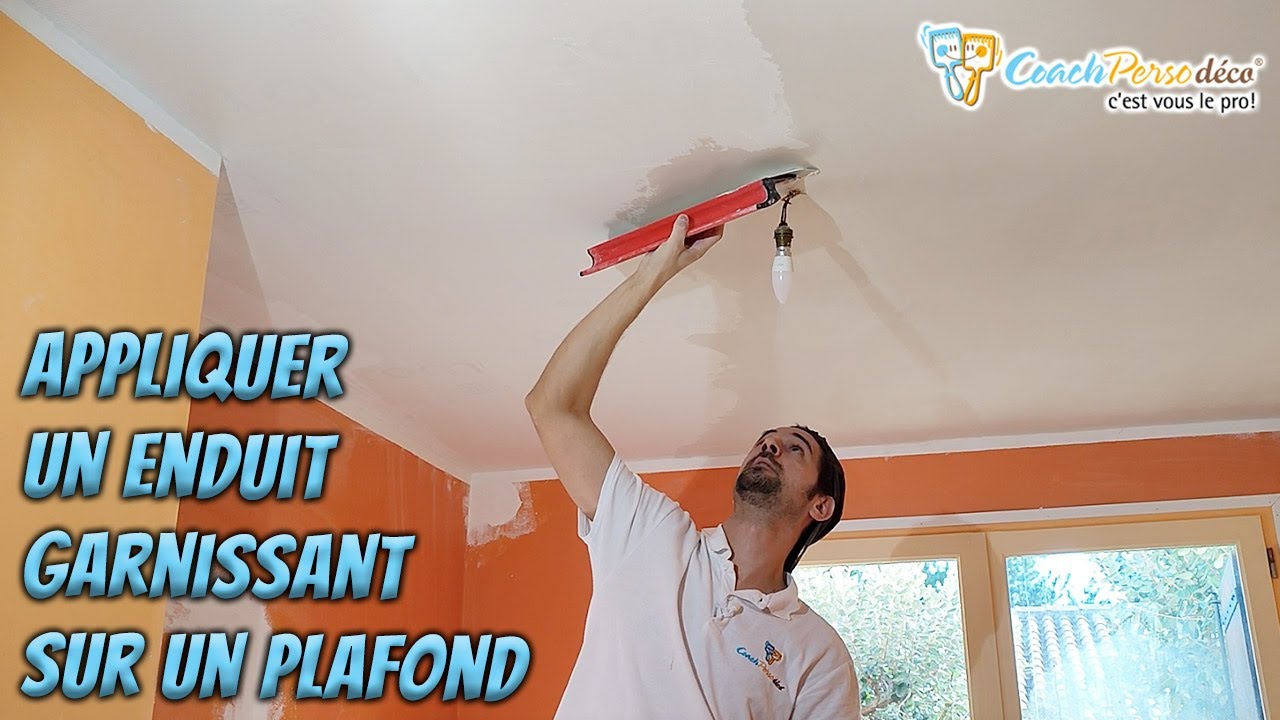 Appliquer un enduit garnissant sur un plafond (lame à lisser de 45 et
