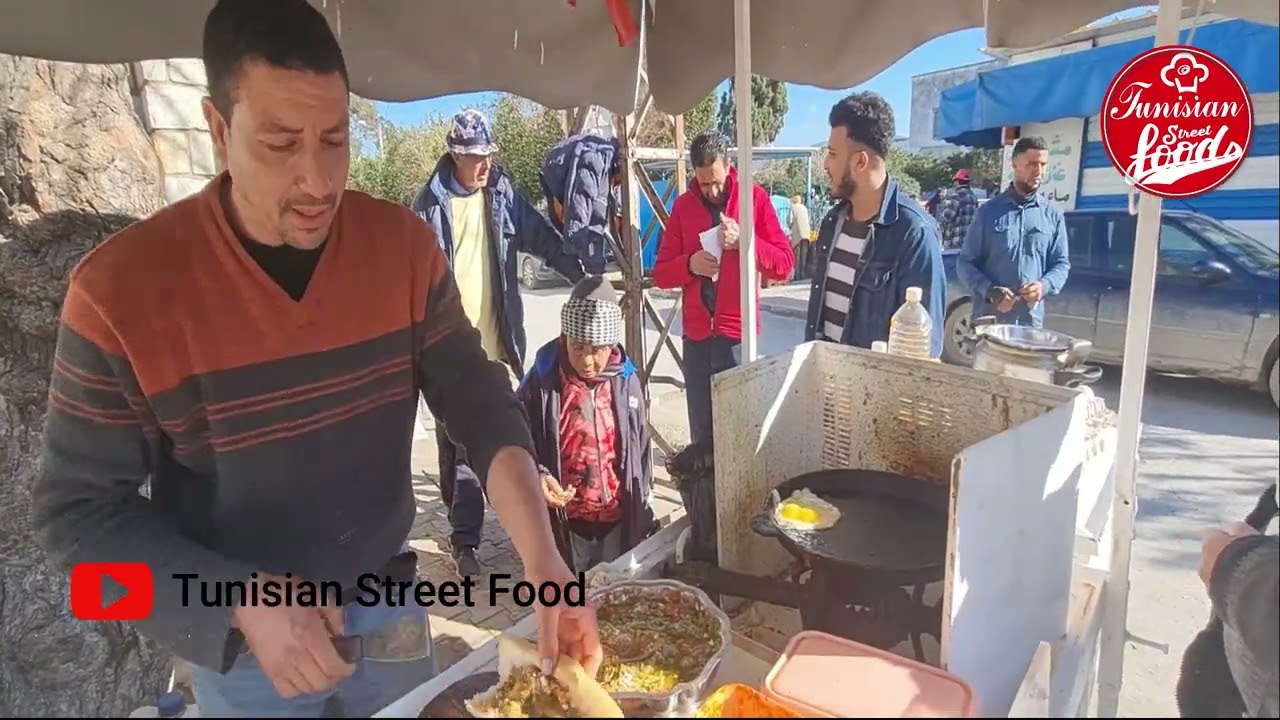 Tunisian Street Food : A sandwich  kafteji costs o.5$-كفتاجي مشخشخ 0.5💲عند وحيد الطبرڤي بطبرقة🇹🇳 🇹🇳