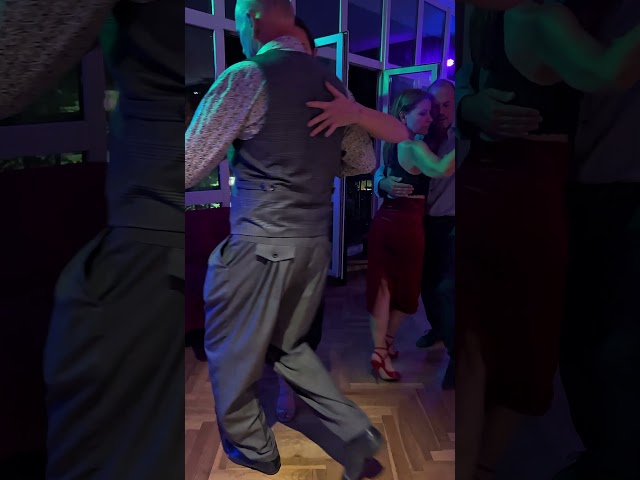 Zakochaj się w tangu argentyńskim w Warszawie. 
W TangoMilonga uczymy tanga użytkowego, tańczonego na codzień - DLA PRZY
