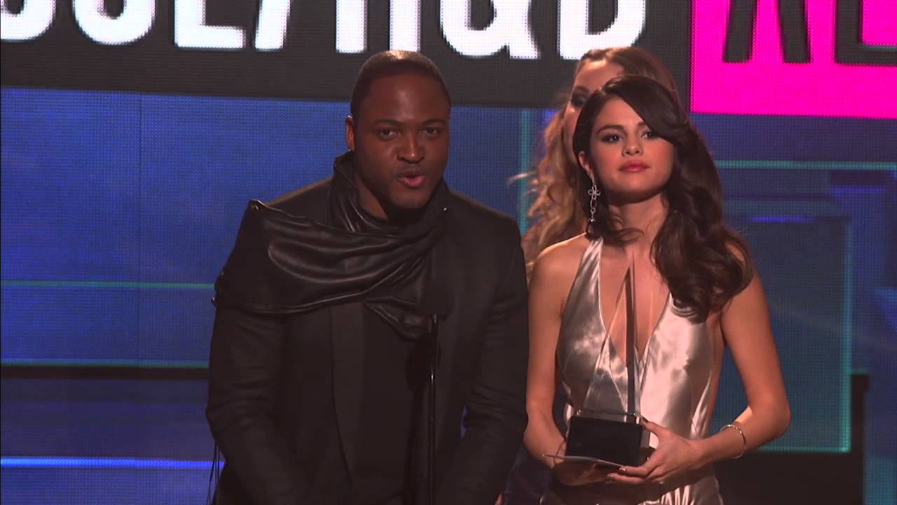 Rihanna Wins Soul/R&B Album - AMA 2011