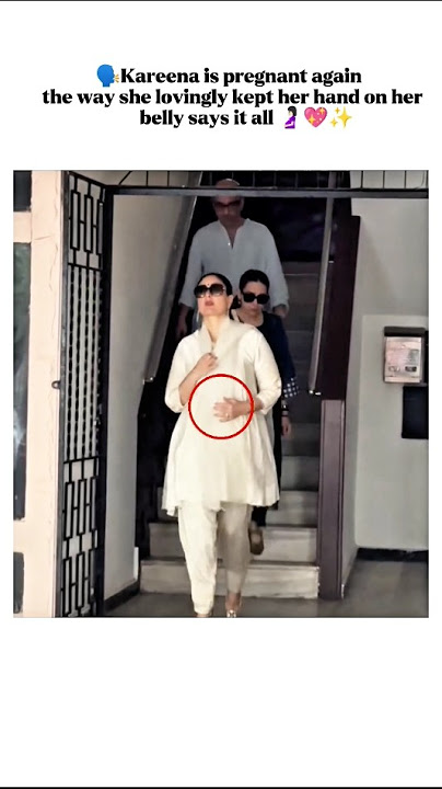 hand on her belly 🤰🏻#kareenakapoorkhan #bollywood
