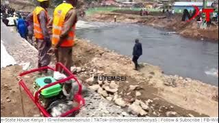 PRESIDENT RUTO SECURITY SAVES A MAN WHO HARD FALLEN AINSIDE NAIROBI RIVER