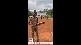 യുവാക്കൾക്കൊപ്പം ക്രിക്കറ്റ്‌ ആവേശത്തിൽ കുന്നംകുളം സിഐ മഹേഷ്‌ ​| Cricket | Kerala Police