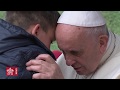 Il bambino commuove il Papa mostrando le proprie lacrime. Video integrale