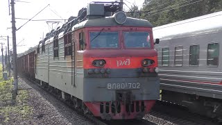 Электровоз ВЛ80С-702 с грузовым поездом и электровоз ЭП1М-416 с пассажирским поездом