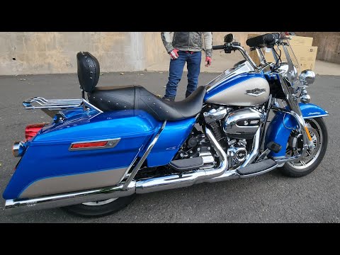 2018 Harley Davidson Road King ELECTRIC BLUE & FORTUNE SILVER M8