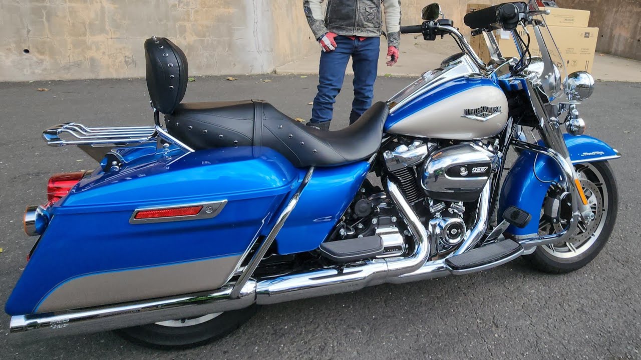 2018 Harley Davidson Road King ELECTRIC BLUE & FORTUNE SILVER M8