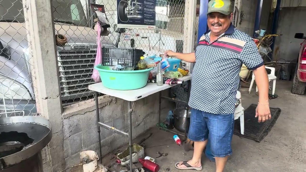 Manta con camarón cocinando en el taller 
