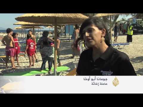 دروس لتعليم السباحة لأطفال اللاجئين باليونان