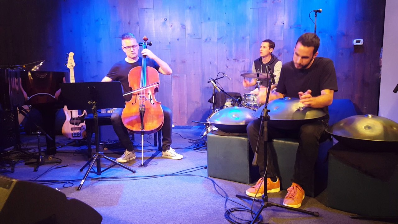 Manu Delago (hang drum), Isa Kurz (piano vocals), Simon Huber (cello), Chris (drumset)