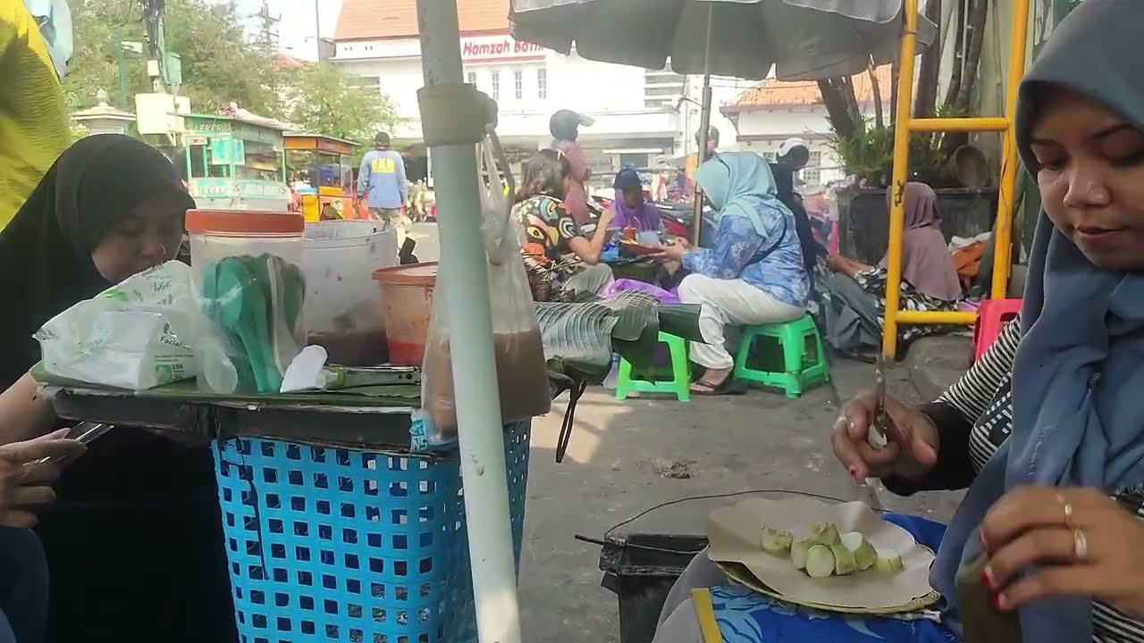 Rahma's Dairy - morning atmosphere in Malioboro Yogyakarta - breakfast in Malioboro