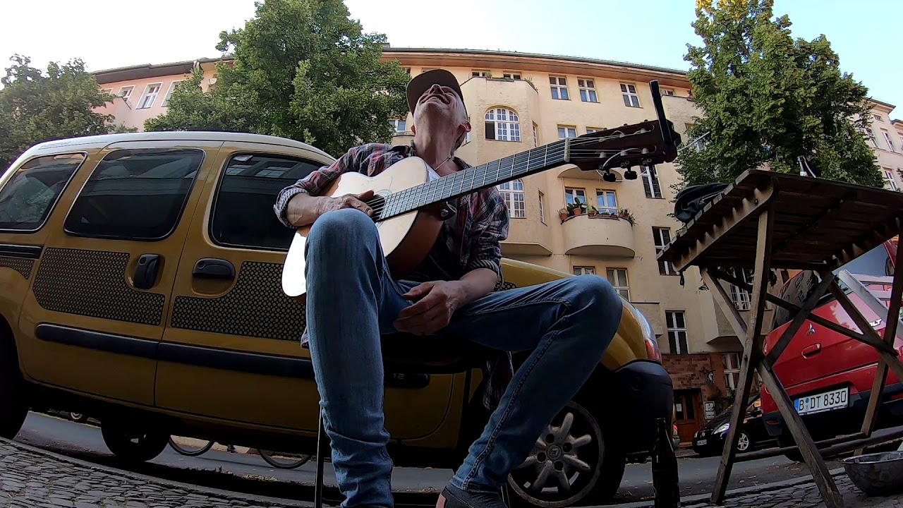 Camel Song, Gitarrenspiel vorm Shop, Guitar Street Performance musican, btw. nice dog - YouTube