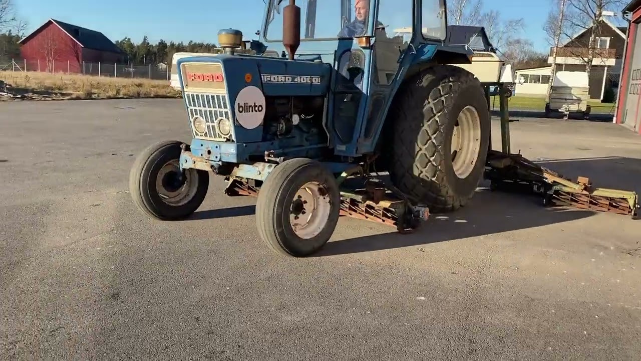 Ford 4000 Traktor med gräsklippsaggregat