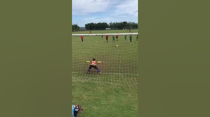 E A BASE VEM COMO ?? GOLEIRO MIRIM VOANDO PRA PEGAR O PÊNALTI 🔥🔥🔥 #futebol #goalkeeper #shorts
