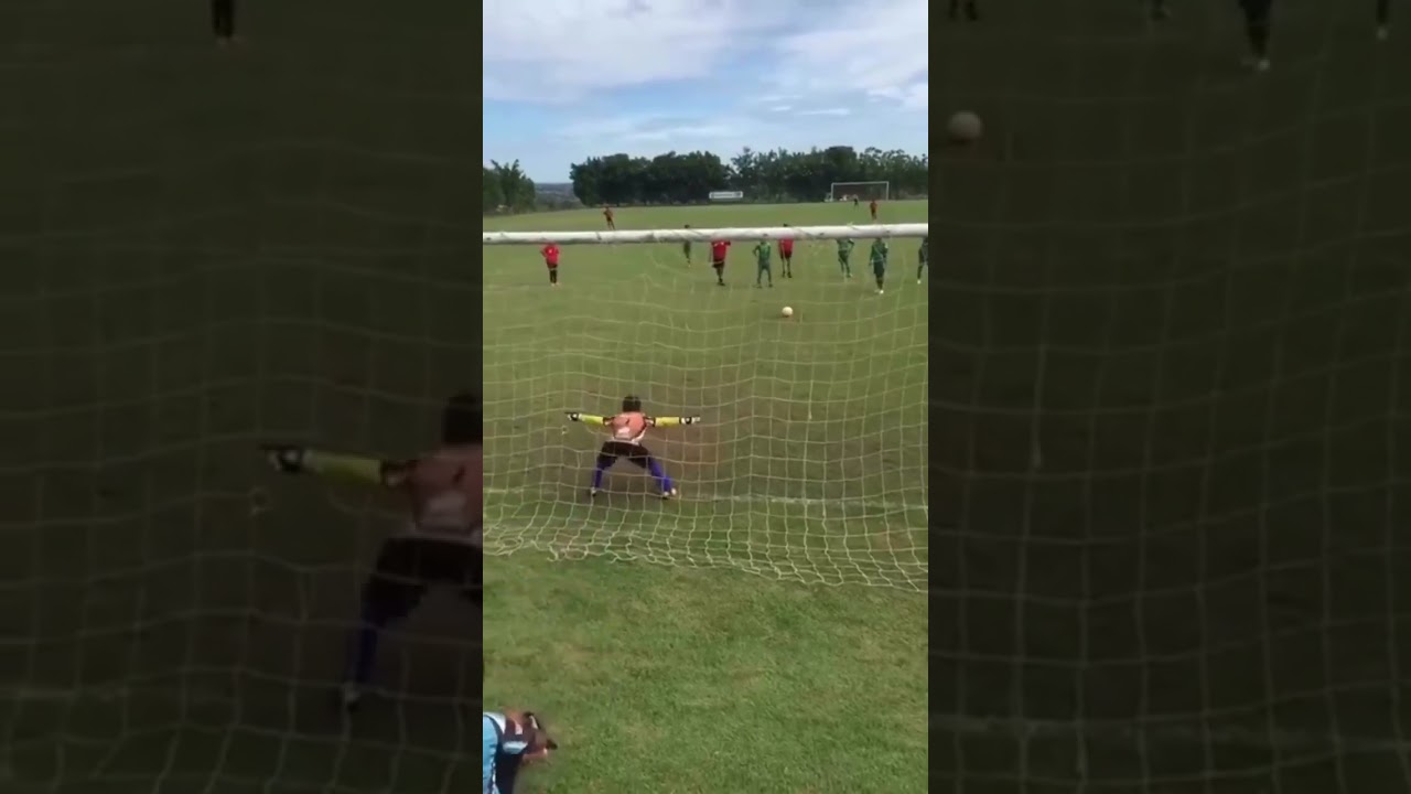 E A BASE VEM COMO ?? GOLEIRO MIRIM VOANDO PRA PEGAR O PÊNALTI 🔥🔥🔥 #futebol #goalkeeper #shorts