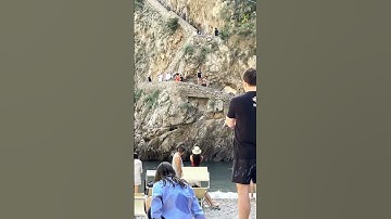 Toerist springt van klif en eindigt in ramp! 😱⛰️