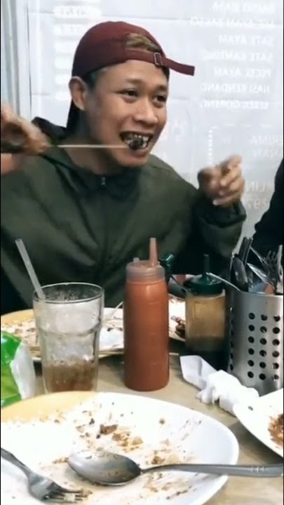 kayaknya bukan gitu klo makan sate #lucu #ngakak