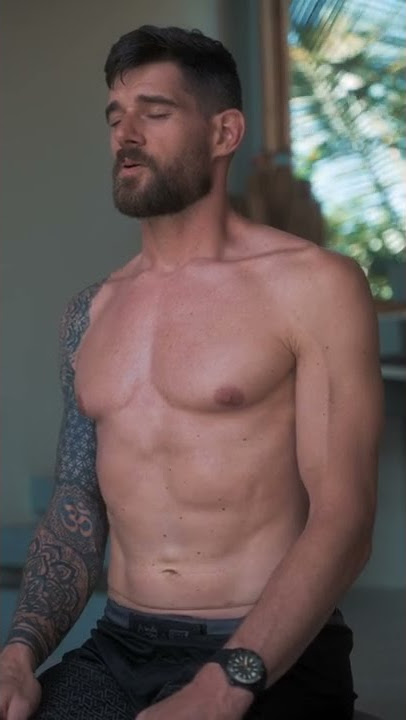 Paypoq va kiyimdagi ayollarning fotosuratlari