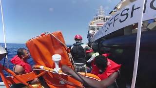 Flüchtlinge vor Libyen: Deutsche Helfer retten Menschen in Seenot - VR 360°-Video [2/2]