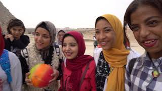 Conversation with adorable Egyptian school children at the Pyramids of Giza Resimi