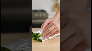 Keep celery crisp by wrapping it in aluminum foil #Shorts