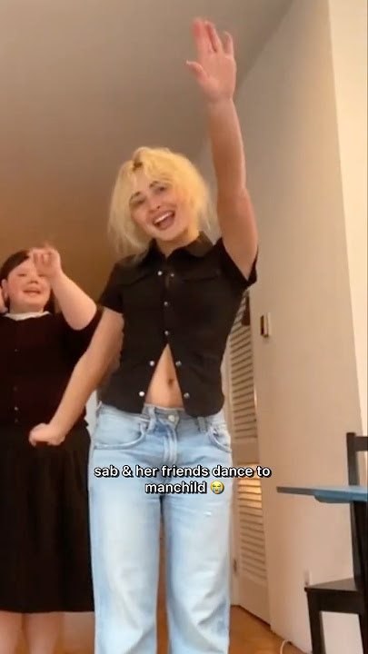 Sabrina Carpenter dances to Manchild with Paloma