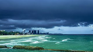 🔴黑云压城，广东天气，海边沙滩，海风佛面！近日华南多地降雨频繁。🌍提醒大家注意防范大风、降雨影响。祝大家出行平安！