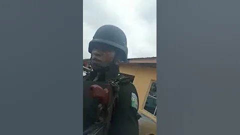 Naija Policeman Caught on Camera Collecting Bribe