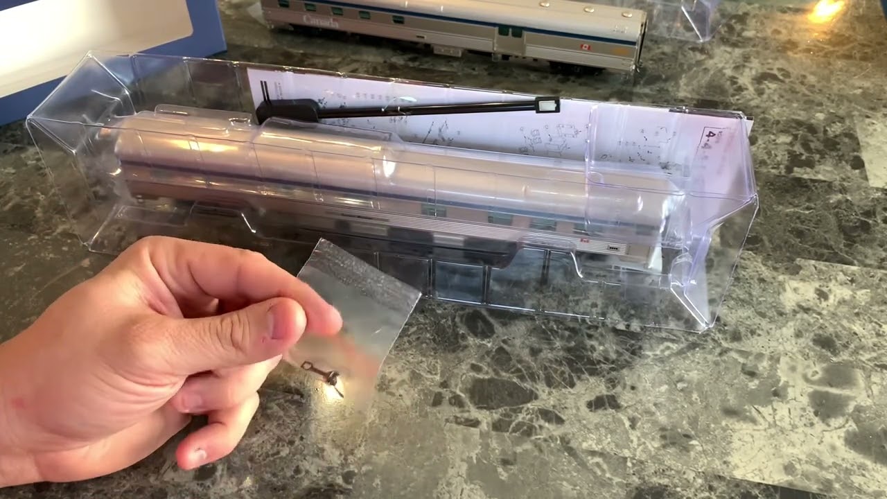 Review of the new Rapido Ho scale budd cars the baggage form car and the manor car