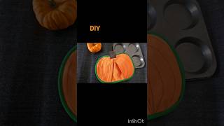 An oven mitt in the shape of a pumpkin. Easy to make. #diy #sewing #handmade #halloween