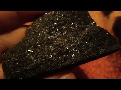 فيديو: أي نوع من الحجر هو الشارويت