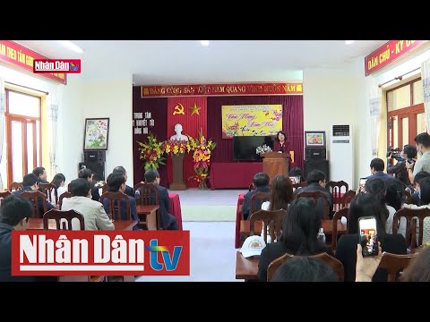 Video Phó Chủ tịch nước thăm và tặng quà cho học sinh khuyết... - YouTube