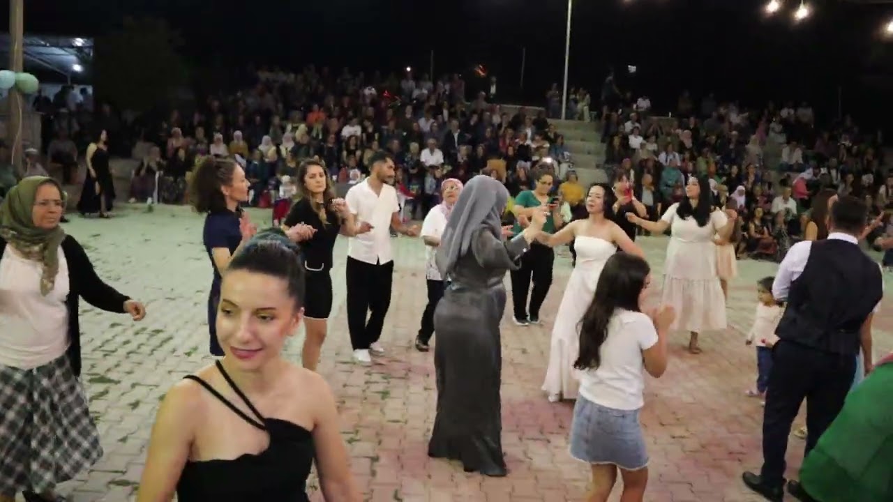 Kız tarafı sahnenin tozunu aldı - Süper Yöresel oyun - Taşeli Orkestrası