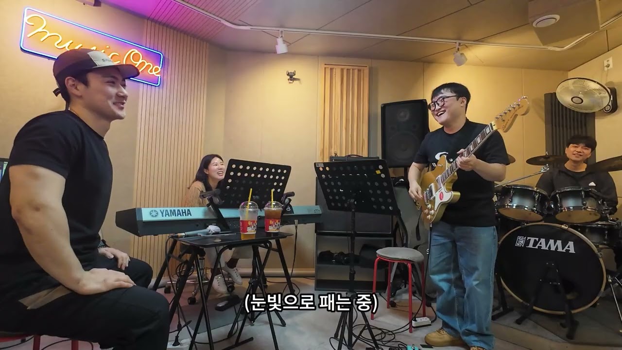 합주곡이 너무 좋아 발박수를 치고, 입가에 미소가 떠나질 않는 드러머가 있는 밴드 모임