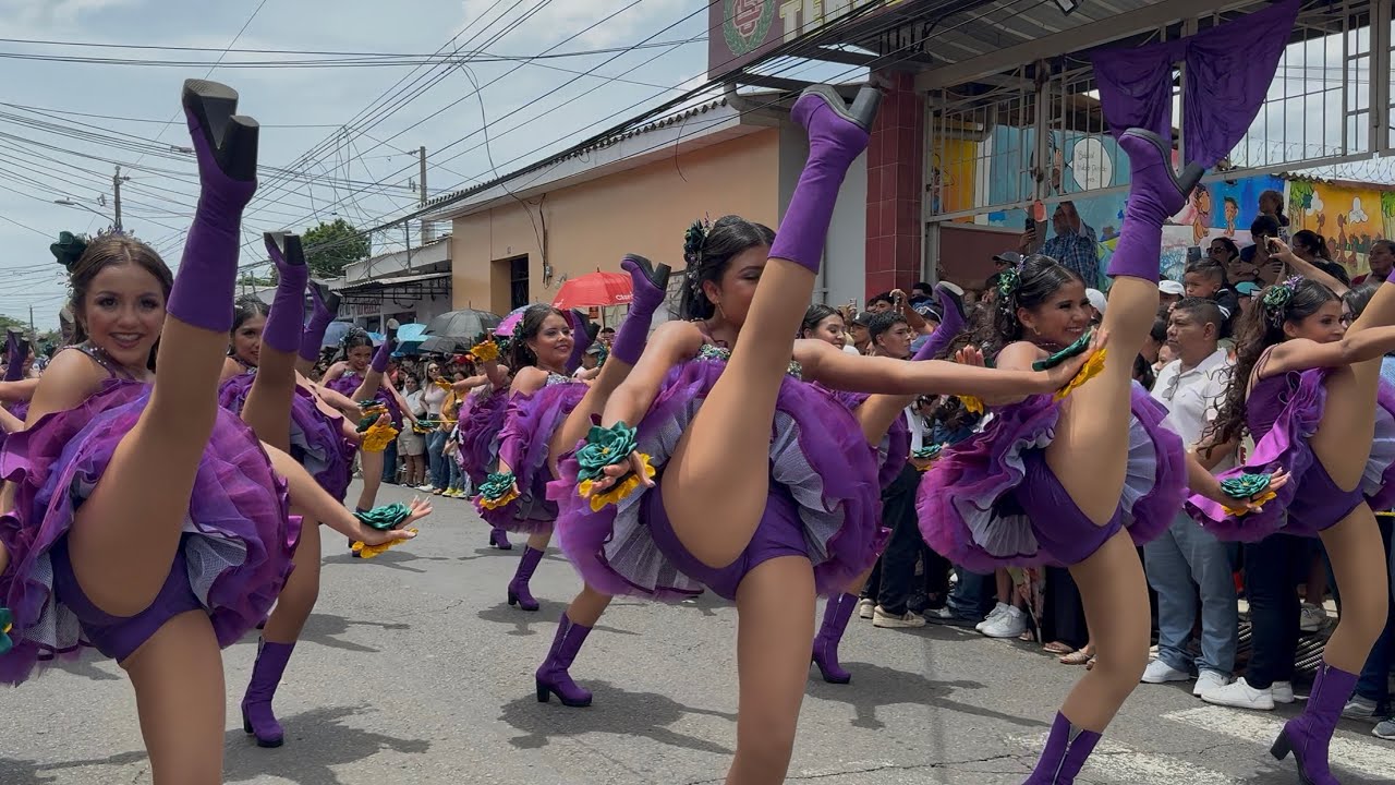 Colegio Salarrue en el Desfile de Independencia 15 de Septiembre 2025 Show Frente al Colegio