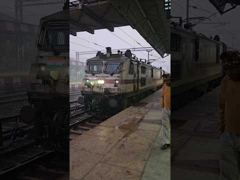 12155 Rani Kamlapati Hazrat Nizamuddin Bhopal Express arriving Agra Cantt #shorts