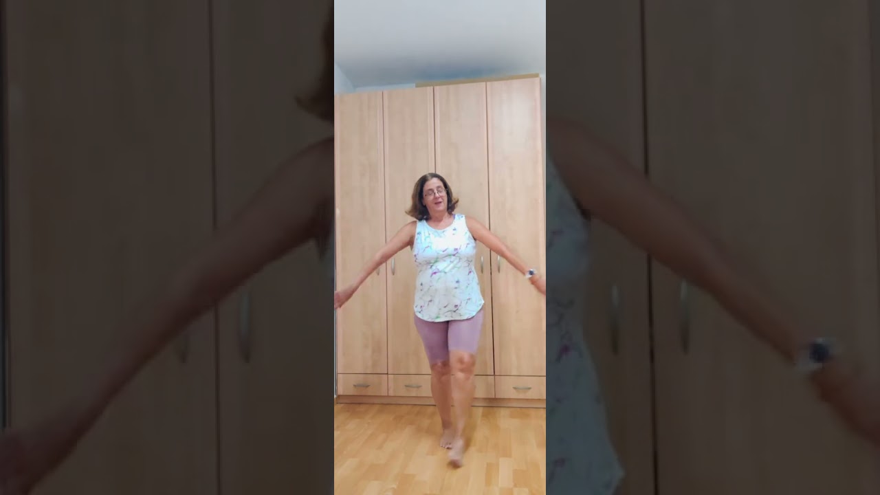 פעילות גופנית, התעמלות, עם גומיות ידיים ורגליים בהדרכת יעל נהרי כושר אישי. 