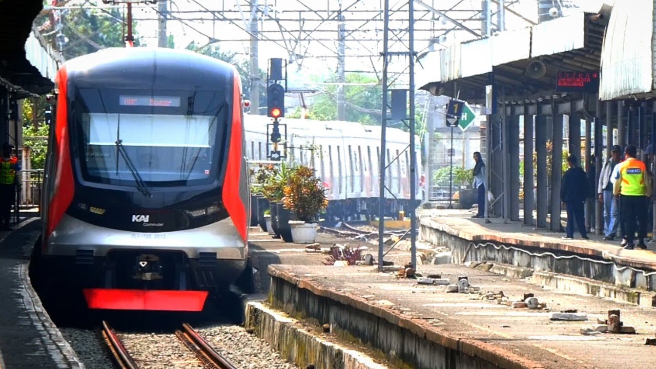 MANTAP, BENDERA MERAH PUTIH BERKIBAR DI KRL CRRC TM6000 JR205 