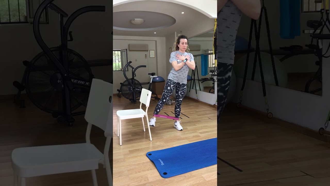 Ασκήσεις ποδιών με ένα λάστιχο